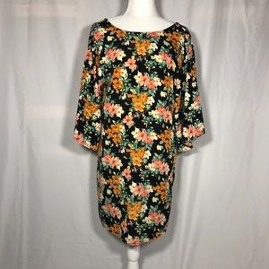 Floral Dress w/ V Back, flowy sleeves